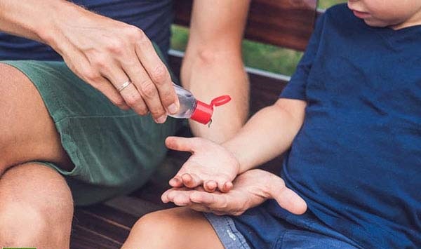 Hướng dẫn cách làm nước rửa tay khô với tinh dầu cực đơn giản